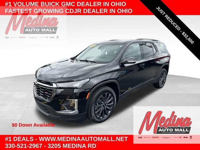 2023 Chevrolet Traverse RS in Mosaic Black Metallic — front three-quarter view